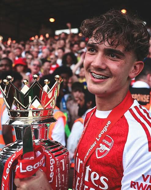Foto van Max Dowman met de Premier League-trofee.