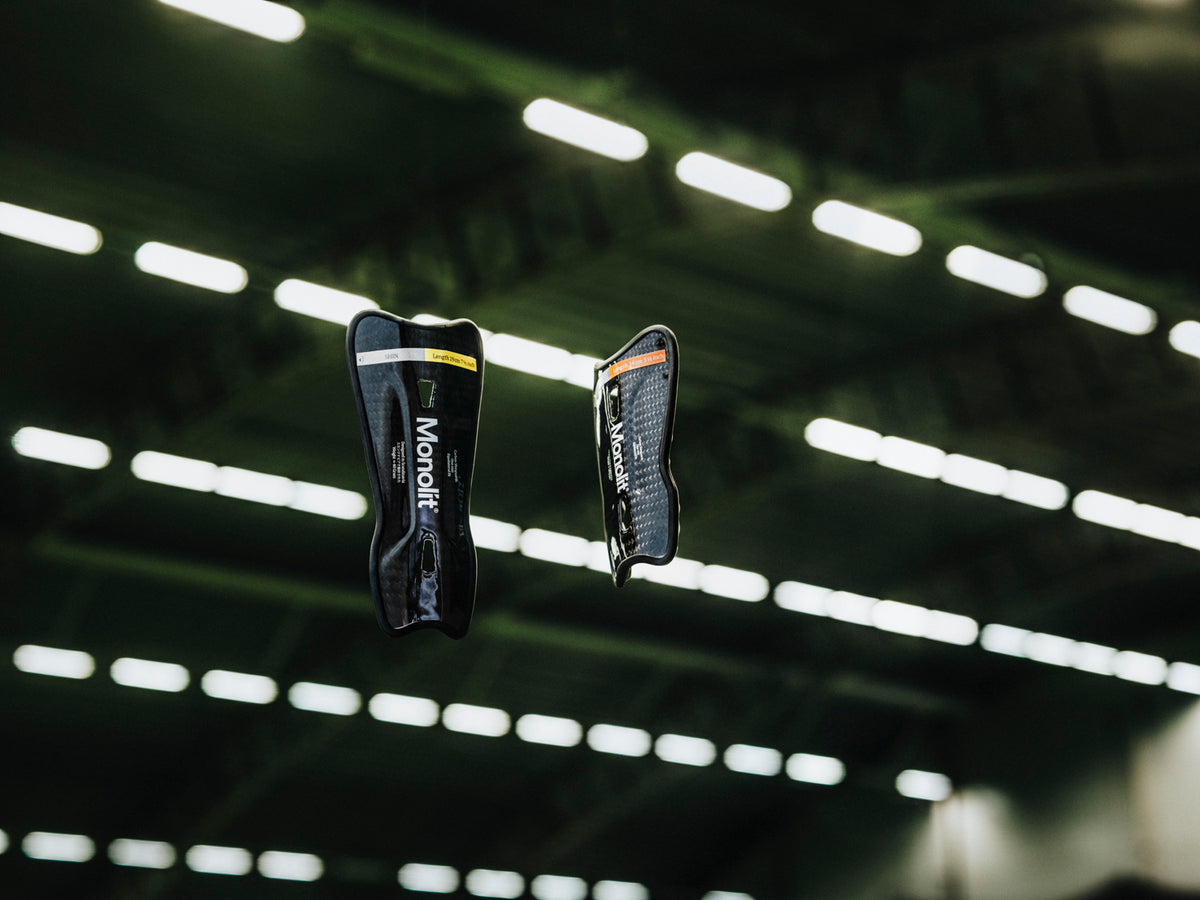 Monolit scheenbeschermers - in carbon fiber