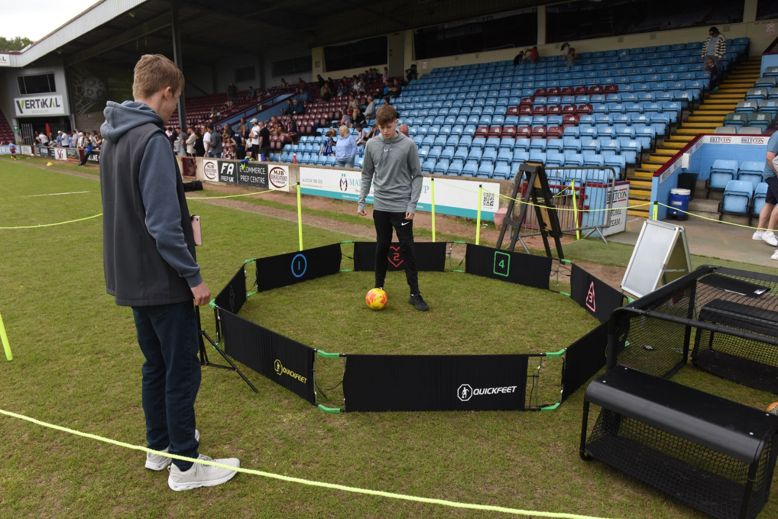 QUICKFEET Coaching System - inclusief voetbalsensoren - Footballgadgets.shop